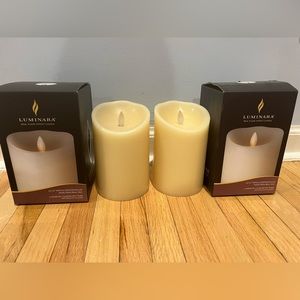2 battery operated flanked candle